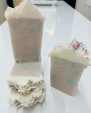 Load image into Gallery viewer, Suds Of Joy- everyday soap- suds