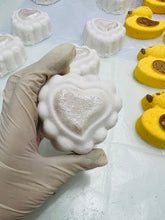 Load image into Gallery viewer, Stunning... -Bath bomb- water