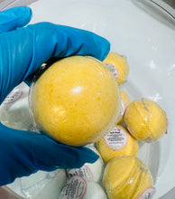 Load image into Gallery viewer, Lemon lush-bath bomb-man bomb- water
