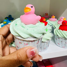 Load image into Gallery viewer, Idol star-cupcake bathbomb- water
