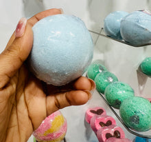 Load image into Gallery viewer, Lush lagoon-bath bomb-man bomb-water
