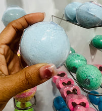 Load image into Gallery viewer, Lush lagoon-bath bomb-man bomb-water
