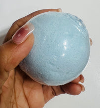 Load image into Gallery viewer, Lush lagoon-bath bomb-man bomb-water
